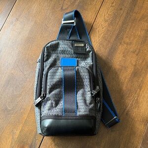 Tumi FIFE Sling Bag Crossbody Charcoal Gray With Chevron Print & Blue Trim (EUC)